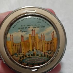 Source Unknown Vintage Makeup Compact with Golden Design